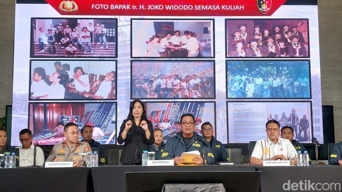 Bareskrim Polri tampilkan ijazah Jokowi. (Rumondang/detikcom)