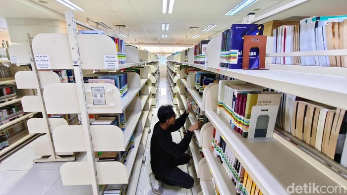 Sejumlah warga membaca buku di Perpustakaan Nasional, Jakarta Pusat, Kamis (22/5/2025).  Menurut keterangan petugas saat ini Perpusnas buka sampai jam 19.00 WIB