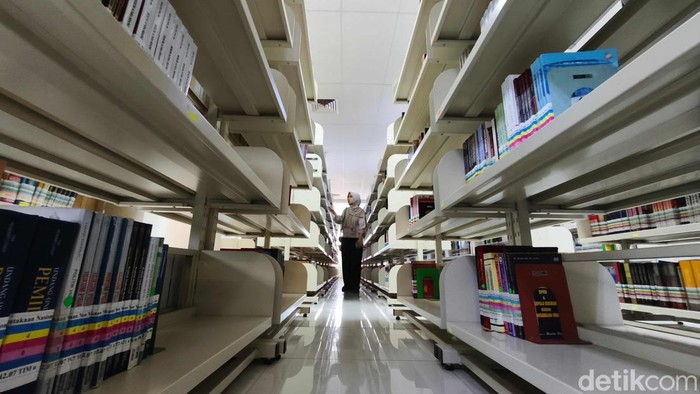 Sejumlah warga membaca buku di Perpustakaan Nasional, Jakarta Pusat, Kamis (22/5/2025).  Menurut keterangan petugas saat ini Perpusnas buka sampai jam 19.00 WIB