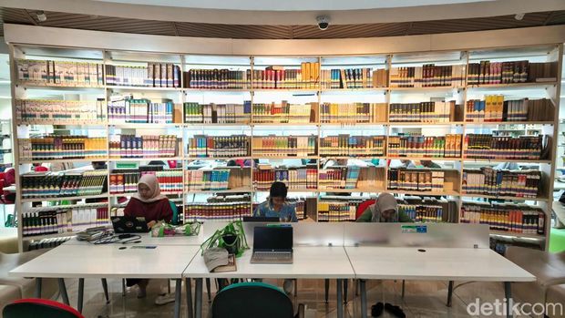 Sejumlah warga membaca buku di Perpustakaan Nasional, Jakarta Pusat, Kamis (22/5/2025).  Menurut keterangan petugas saat ini Perpusnas buka sampai jam 19.00 WIB