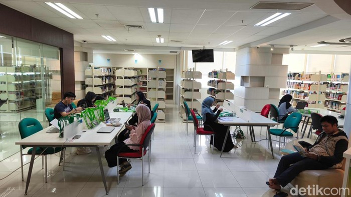 Berkunjung ke Perpusnas yang Buka Sampai Jam 7 Malam Sejumlah warga membaca buku di Perpustakaan Nasional, Jakarta Pusat, Kamis (22/5/2025).Β Menurut keterangan petugas saat ini Perpusnas buka sampai jam 19.00 WIB
