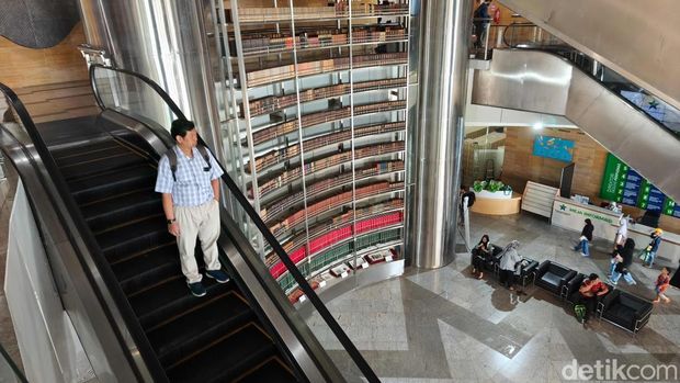 Sejumlah warga membaca buku di Perpustakaan Nasional, Jakarta Pusat, Kamis (22/5/2025). Menurut keterangan petugas saat ini Perpusnas buka sampai jam 19.00 WIB