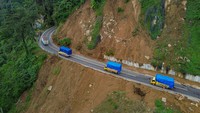 Foto udara kendaraan melintas di lokasi rawan longsor jalur lintas selatan, Jalan Nasional III, Lumajang, Jawa Timur. Cuaca ekstrem tersebut berpotensi menimbulkan bencana hidrometeorologi seperti banjir, tanah longsor, hingga pohon tumbang.