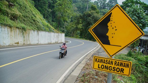 Pengendara sepeda motor melintasi lokasi rawan banjir lahar hujan Semeru di Pronojiwo, Lumajang, Jawa Timur, Kamis (22/5/2025). Badan Meteorologi, Klimatologi, dan Geofisika (BMKG) memperingatkan tentang potensi cuaca ekstrem yang diperkirakan terjadi di wilayah Jatim pada 18–27 Mei 2025 yang dipengaruhi dinamika atmosfer berupa gelombang Madden-Julian Oscillation (MJO) dan gelombang Low yang memperkuat pembentukan awan hujan dan dapat menimbulkan potensi bencana hidrometeorologi, seperti banjir, tanah longsor, hingga pohon tumbang. ANTARA FOTO/Irfan Sumanjaya