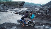 BMKG menyebutkan bahwa kondisi ini dipengaruhi oleh dinamika atmosfer berupa aktivitas gelombang Madden-Julian Oscillation (MJO) serta gelombang atmosfer ekuatorial (Low) yang memperkuat pembentukan awan hujan di wilayah Indonesia, termasuk Jawa Timur.