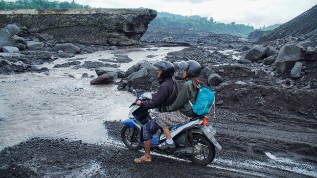 Pengendara sepeda motor melintasi lokasi rawan banjir lahar hujan Semeru di Pronojiwo, Lumajang, Jawa Timur, Kamis (22/5/2025). Badan Meteorologi, Klimatologi, dan Geofisika (BMKG) memperingatkan tentang potensi cuaca ekstrem yang diperkirakan terjadi di wilayah Jatim pada 18–27 Mei 2025 yang dipengaruhi dinamika atmosfer berupa gelombang Madden-Julian Oscillation (MJO) dan gelombang Low yang memperkuat pembentukan awan hujan dan dapat menimbulkan potensi bencana hidrometeorologi, seperti banjir, tanah longsor, hingga pohon tumbang. ANTARA FOTO/Irfan Sumanjaya