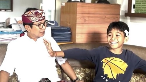 Bupati Badung, I Wayan Adi Arnawa, menemui siswa SD Negeri 1 Angantaka, Kecamatan Abiansemal, I Gusti Ngurah Satia Angsana, di sekolahnya, Kamis (22/5/2025). (Istimewa)