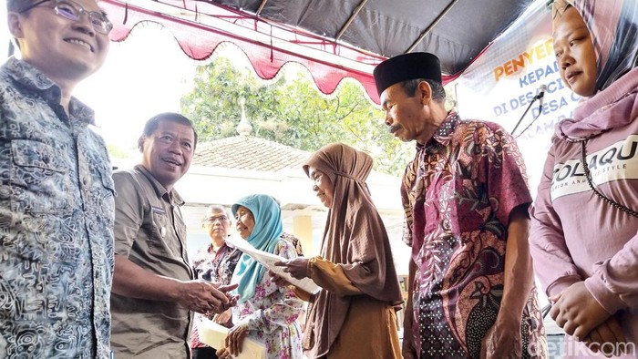 Bupati Majalengka Eman Suherman saat menyerahkan sertifikat ke warga Cibodas dan Cipicung.