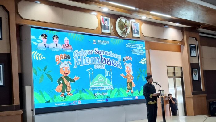 Bupati Sumedang Dony Ahmad Munir saat membuka Gebyar Sumedang Membaca Tahun 2025.