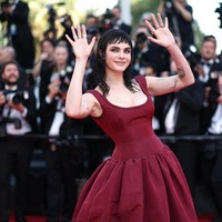 Meski tampil mencolok, Cara memilih pendekatan minimalis dalam hal aksesori. Ia mengandalkan riasan mata smokey yang tegas untuk menonjolkan fitur wajahnya, membiarkan transformasi rambut dan gaunnya menjadi pusat perhatian. Foto: REUTERS/Stephane Mahe