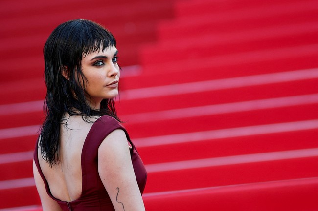 Rambut Cara dicat lebih gelap dan berponi yang di-styling wet look yang memberikan kesan edgy.  Foto: REUTERS/Stephane Mahe