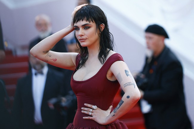 Kehadiran Cara di Cannes bukan tanpa alasan. Ia datang untuk mendukung pemutaran perdana The History of Sound, film bertema romansa queer yang dibintangi oleh Paul Mescal dan Josh O’Connor. Foto: REUTERS/Manon Cruz