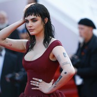 Kehadiran Cara di Cannes bukan tanpa alasan. Ia datang untuk mendukung pemutaran perdana The History of Sound, film bertema romansa queer yang dibintangi oleh Paul Mescal dan Josh O’Connor. Foto: REUTERS/Manon Cruz