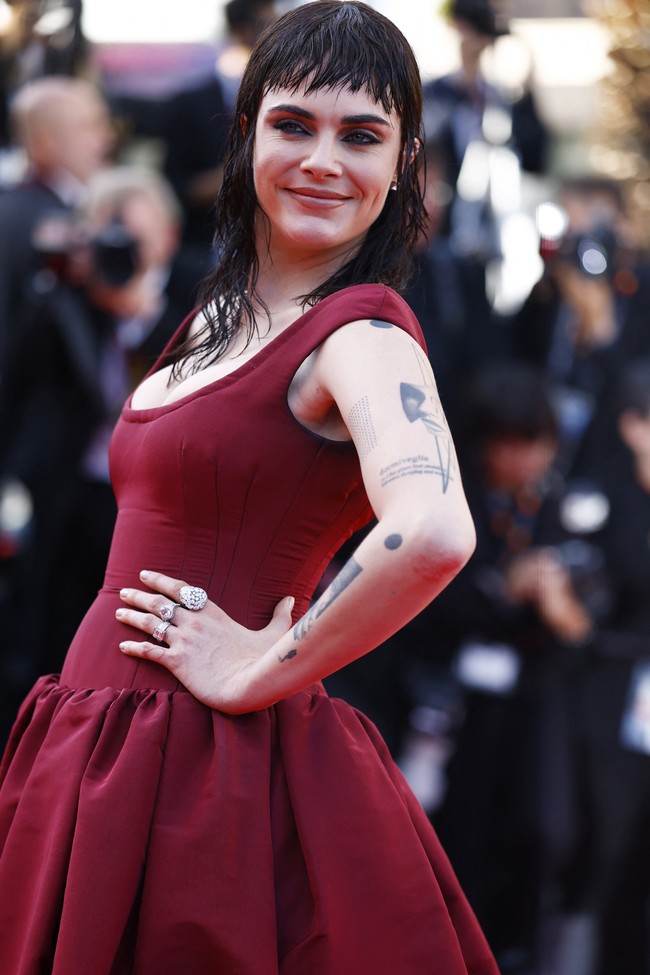 Biasanya dikenal dengan rambut pirang khasnya, Cara kini tampil berani dengan gaya rambut yang berbeda.  Foto: REUTERS/Manon Cruz