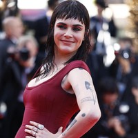 Biasanya dikenal dengan rambut pirang khasnya, Cara kini tampil berani dengan gaya rambut yang berbeda.  Foto: REUTERS/Manon Cruz