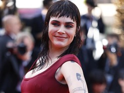 6 Foto Penampilan Terbaru Cara Delevingne, Ubah Gaya Rambut Jadi Tak Dikenali