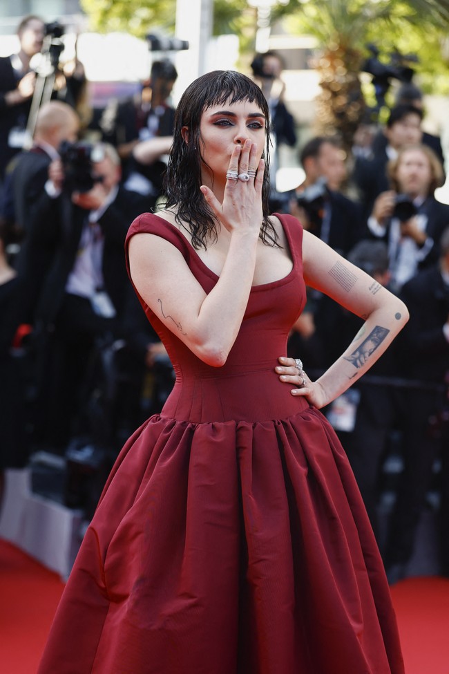 Model dan aktris asal Inggris Cara Delevingne mencuri perhatian saat melangkah di karpet merah Festival Film Cannes pada Rabu (21/5) malam. Dalam pemutaran perdana film The History of Sound, penampilannya berubah drastis hingga nyaris tak dikenali. Foto: REUTERS/Manon Cruz