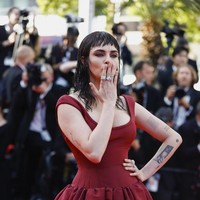 Model dan aktris asal Inggris Cara Delevingne mencuri perhatian saat melangkah di karpet merah Festival Film Cannes pada Rabu (21/5) malam. Dalam pemutaran perdana film The History of Sound, penampilannya berubah drastis hingga nyaris tak dikenali. Foto: REUTERS/Manon Cruz