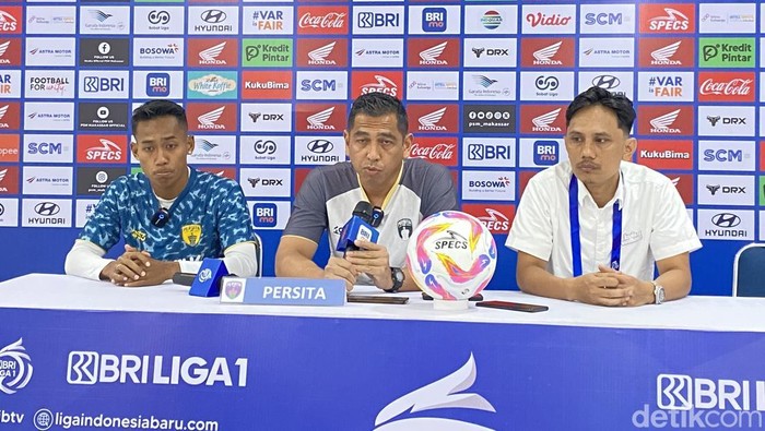 Caretaker Persita Tangerang Jan Saragih dan Pemain Persita Muhammad Toha saat sesi konferensi pers jelang laga melawan PSM Makassar di Stadion Gelora BJ Habibie.