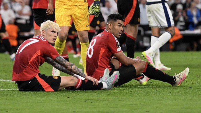 Casemiro Manchester Uniteds Argentinian forward #17 Alejandro Garnacho and Manchester Uniteds Brazilian midfielder #18 Casemiro react at the end of the UEFA Europa League final football match between Tottenham Hotspur and Manchester United at San Mames stadium in Bilbao on May 21, 2025. (Photo by Josep LAGO / AFP)