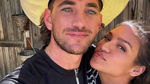 Cassie sudah lama move on dan telah menikah dengan Alex Fine. Dok. Instagram/cassie