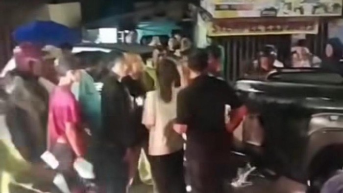 Cekcok antara pengemudi CRV dengan warga yang tembok rumahnya ditabrak di Medan.