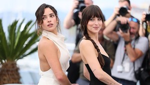 Dakota Johnson dan Adria Arjona yang jadi bintang film Splitsville sukses mencuri perhatian di sesi pemotretan. Foto: Corbis via Getty Images/Stephane Cardinale - Corbis