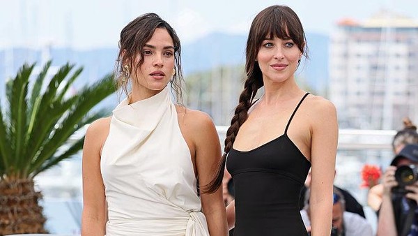 Dakota Johnson dan Adria Arjona Non-Monogami Etis