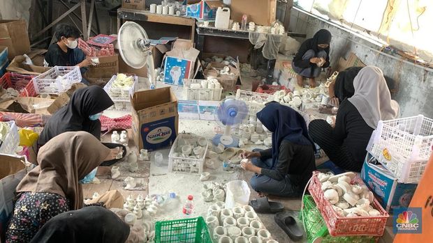 Dari rumah produksi di Tangerang, pemilik UMKM Royce.id, Roby dan tim memproduksi tatakan handmade yang dijual lewat Shopee. Semua proses dari cetak hingga finishing dikerjakan manual, Kamis (22/5/2025). (CNBC Indonesia/Ferginadira)
