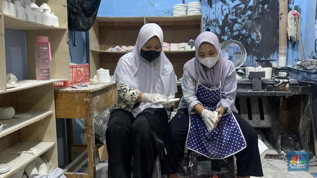 Dari rumah produksi di Tangerang, pemilik UMKM Royce.id, Roby dan tim memproduksi tatakan handmade yang dijual lewat Shopee. Semua proses dari cetak hingga finishing dikerjakan manual, Kamis (22/5/2025). (CNBC Indonesia/Ferginadira)