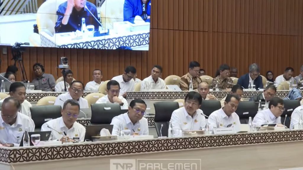 Direktur Jenderal Perhubungan Udara Kemenhub Lukman F. Laisa saat Rapat Dengar Pendapat dengan Komisi V DPR RI di Jakarta, Kamis (22/5/2025). (Tangkapan Layar Youtube/DPR RI)