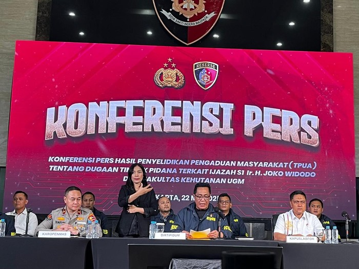Direktur Tindak Pidana Umum (Dirtipidum) Bareskrim Polri Brigjen Djuhandani Rahardjo Puro konferensi pers soal tudingan ijazah palsu Jokowi (Rumondang/detikcom)