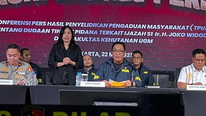 Direktur Tindak Pidana Umum (Dirtipidum) Bareskrim Polri Brigjen Djuhandani Rahardjo Puro konferensi pers soal tudingan ijazah palsu Jokowi (Rumondang/detikcom)