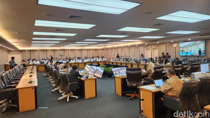 Dirjen Pemasyarakatan Kementerian Imigrasi dan Pemasyarakatan, Mashudi, menjelaskan aturan larangan membawa HP ke lapas dalam rapat bersama Komisi XIII DPR. (Adrial/detikcom)