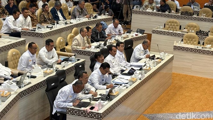 Komisi V DPR RI menggelar Rapat Dengar Pendapat (RDP) bersama Direktur Jenderal (Dirjen) Perhubungan Udara Kementerian Perhubungan Lukman F. Laisa. Rapat tersebut membahas sejumlah isu terkini mulai dari harga tiket pesawat hingga layanan bandara.