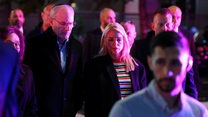Police officers work at the site where, according to the U.S. Homeland Security Secretary, two Israeli embassy staff were shot dead near the Capital Jewish Museum in Washington, D.C., U.S. May 21, 2025.  REUTERS/Jonathan Ernst   REFILE - QUALITY REPEAT