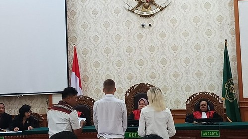 Dua WN Rusia, Anastasiia Koveziuk (26) dan Maxsim Tokarev (32), menjalani persidangan di PN Denpasar, Kamis (22/5/2025). (Ahmad Firizqi Irwan/detikBali)