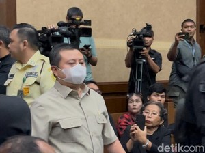 Eks Kader PDIP Diantar Penyidik KPK ke Ruang Sidang, Kubu Hasto Protes