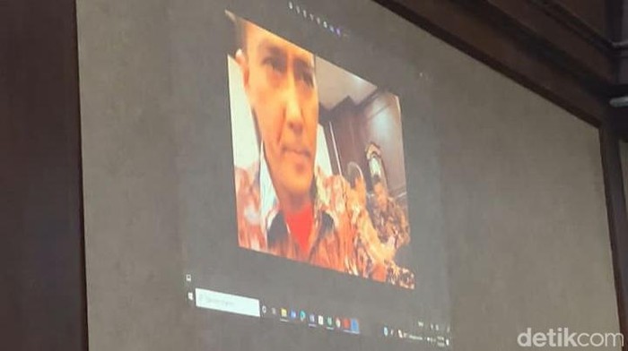Foto Harun Masiku pernah bareng  Hasto Kristiyanto dan Djan Faridz di ruangan mantan Ketua MA Hatta Ali ditampilkan di sidang Hasto (Anggi/detikcom).