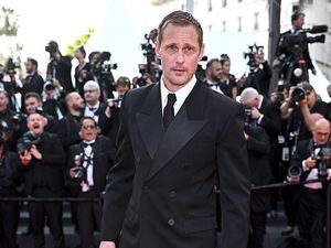 Tampil Beda, Aktor Ini Pakai Boots Tinggi Feminin di Cannes 2025