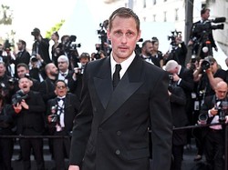 Tampil Beda, Aktor Ini Pakai Boots Tinggi Feminin di Cannes 2025