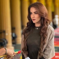Olla Ramlan tampil perdana tanpa hijab dalam proyek sinetron terbarunya berjudul Terlanjur Indah produksi MDTV. Dalam unggahan Instagram Story, ia terlihat mengenakan kemeja dan celana panjang tanpa penutup kepala. Foto: Dok. Instagram @ollaramlan.