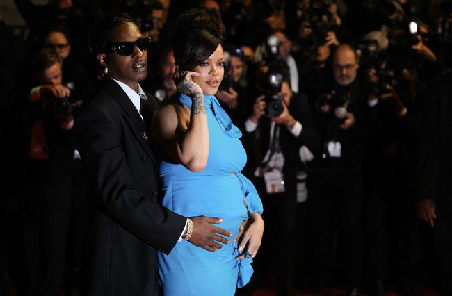 Kemunculan Rihanna tahun ini menandai kembalinya ia ke Festival Film Cannes setelah delapan tahun. Terakhir kali ia hadir pada tahun 2017 untuk pemutaran film Okja, di mana ia tampil mengenakan busana Dior Haute Couture berupa gaun bustier dan mantel taffeta sutra berwarna putih gading. Tampilan itu dipadukan dengan kacamata hitam angular dari Andy Wolf Eyewear serta perhiasan hasil kolaborasinya dengan Chopard. (Foto: REUTERS/Manon Cruz)