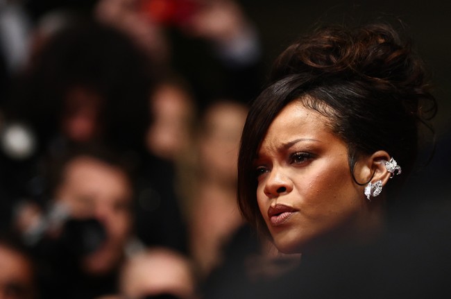 Aksesori yang dikenakannya berupa perhiasan mewah dari Boucheron, termasuk anting bertatahkan berlian berbentuk kupu-kupu dan daun, serta sejumlah cincin yang menghiasi kedua tangannya. (Foto: REUTERS/Sarah Meyssonnier)