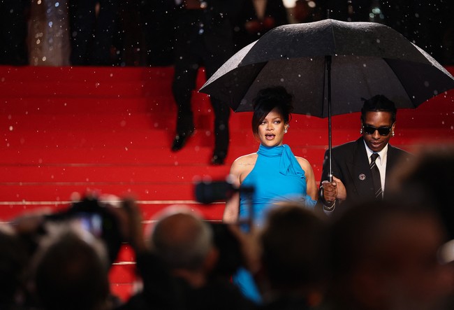 Rihanna dan A$AP Rocky menghadiri pemutaran perdana film Highest 2 Lowest yang digelar dalam rangkaian Festival Film Cannes ke-78 baru-baru ini. Ia hadir sebagai pendamping A$AP Rocky yang membintangi film arahan sutradara Spike Lee tersebut.  (Foto: REUTERS/Sarah Meyssonnier)