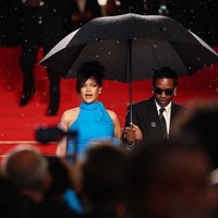 Rihanna dan A$AP Rocky menghadiri pemutaran perdana film Highest 2 Lowest yang digelar dalam rangkaian Festival Film Cannes ke-78 baru-baru ini. Ia hadir sebagai pendamping A$AP Rocky yang membintangi film arahan sutradara Spike Lee tersebut.  (Foto: REUTERS/Sarah Meyssonnier)