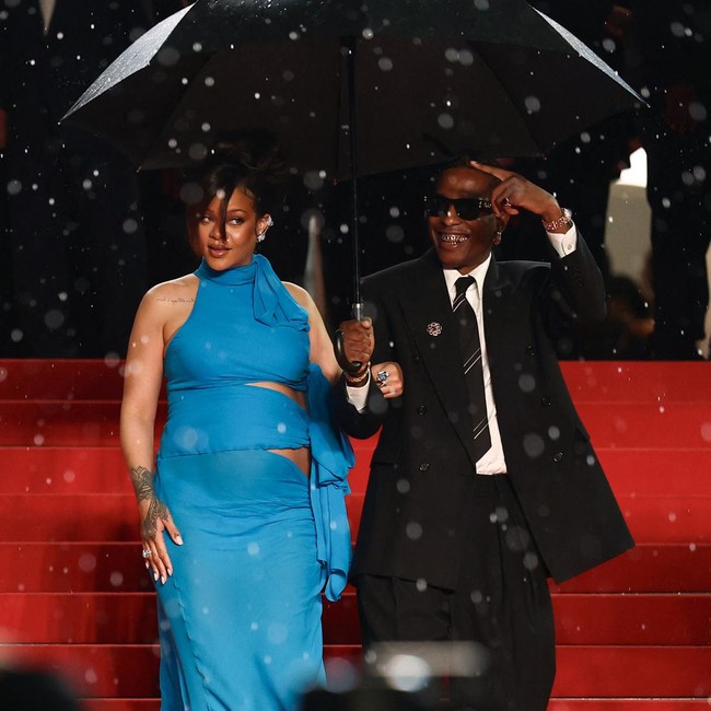 Foto: Gaun Biru Cerah Rihanna Kala Karpet Merah Cannes 2025 Diguyur Hujan