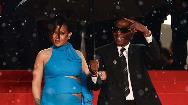 Foto: Gaun Biru Cerah Rihanna Kala Karpet Merah Cannes 2025 Diguyur Hujan
