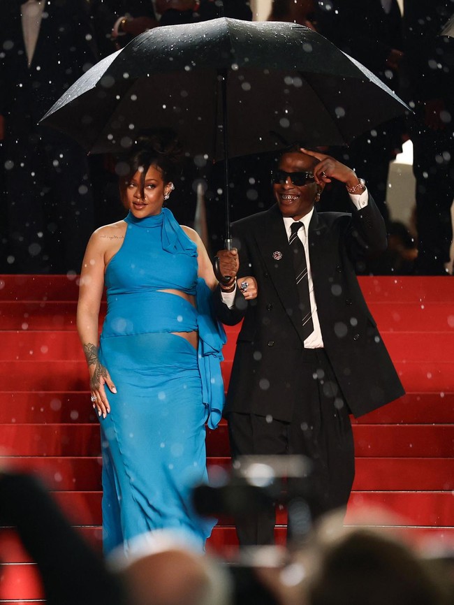 Foto: Gaun Biru Cerah Rihanna Kala Karpet Merah Cannes 2025 Diguyur Hujan
