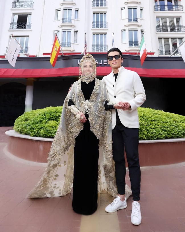 Di balik kemegahan outer berbordir emas, terdapat gaun hitam berbahan velvet yang memberikan kontras tajam dan memperkuat kesan anggun sekaligus misterius. Foto: Instagram/@princessyahrini @aldiphoto